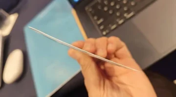 ظهور بطارية هاتف Honor فائقة النحافة بحجم بطاقة الصراف في فيتنام